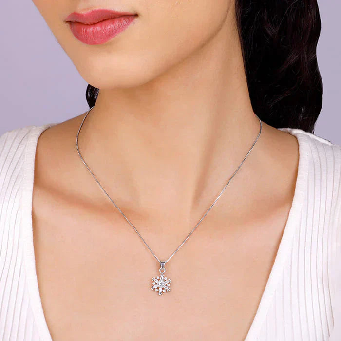 Sparkling Snowflake Pendant in 925 Silver